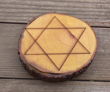 Load image into Gallery viewer, CRYSTAL GRID  Natural wood slice with 6 pointed star pattern