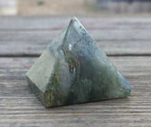 Load image into Gallery viewer, MOSS AGATE natural Medium gemstone crystal pyramid 27-30mm