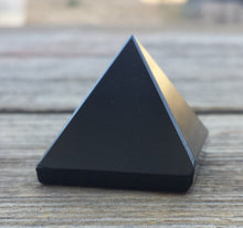 Load image into Gallery viewer, ONYX natural Medium gemstone crystal pyramid 27-30mm