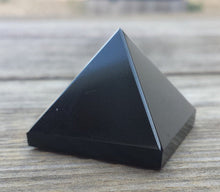 Load image into Gallery viewer, ONYX natural Medium gemstone crystal pyramid 27-30mm